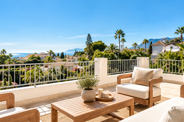 Villa contemporánea con vistas panorámicas al mar y a la montaña en El Rosario, Marbella Este