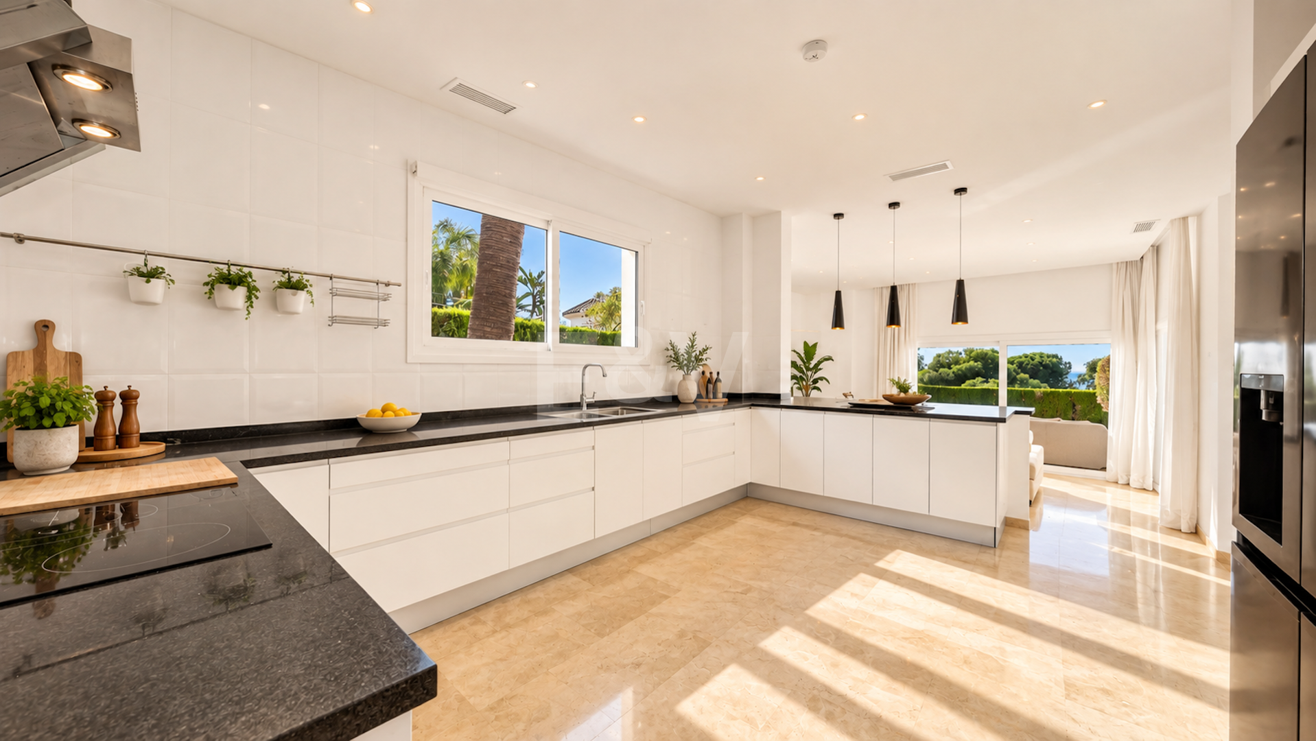 Villa contemporánea con vistas panorámicas al mar y a la montaña en El Rosario, Marbella Este