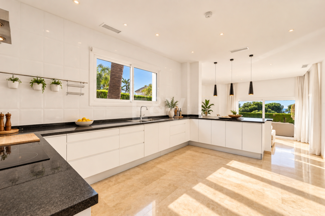Villa contemporánea con vistas panorámicas al mar y a la montaña en El Rosario, Marbella Este