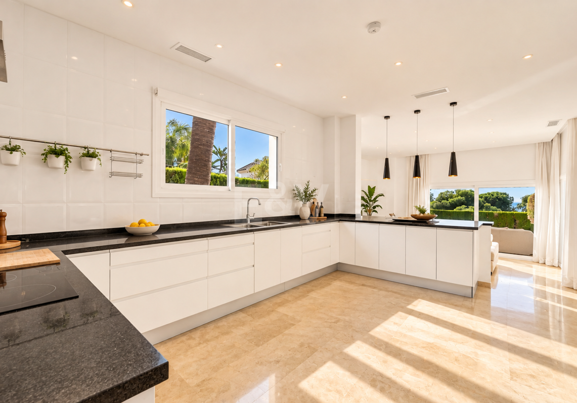 Villa contemporánea con vistas panorámicas al mar y a la montaña en El Rosario, Marbella Este