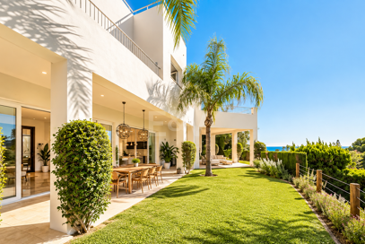 Villa contemporánea con vistas panorámicas al mar y a la montaña en El Rosario, Marbella Este