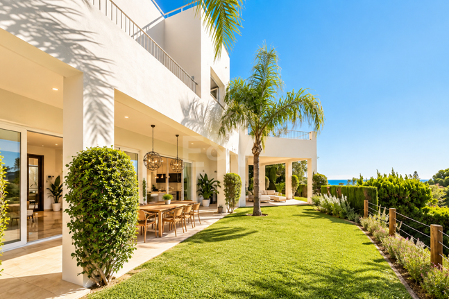 Villa contemporánea con vistas panorámicas al mar y a la montaña en El Rosario, Marbella Este