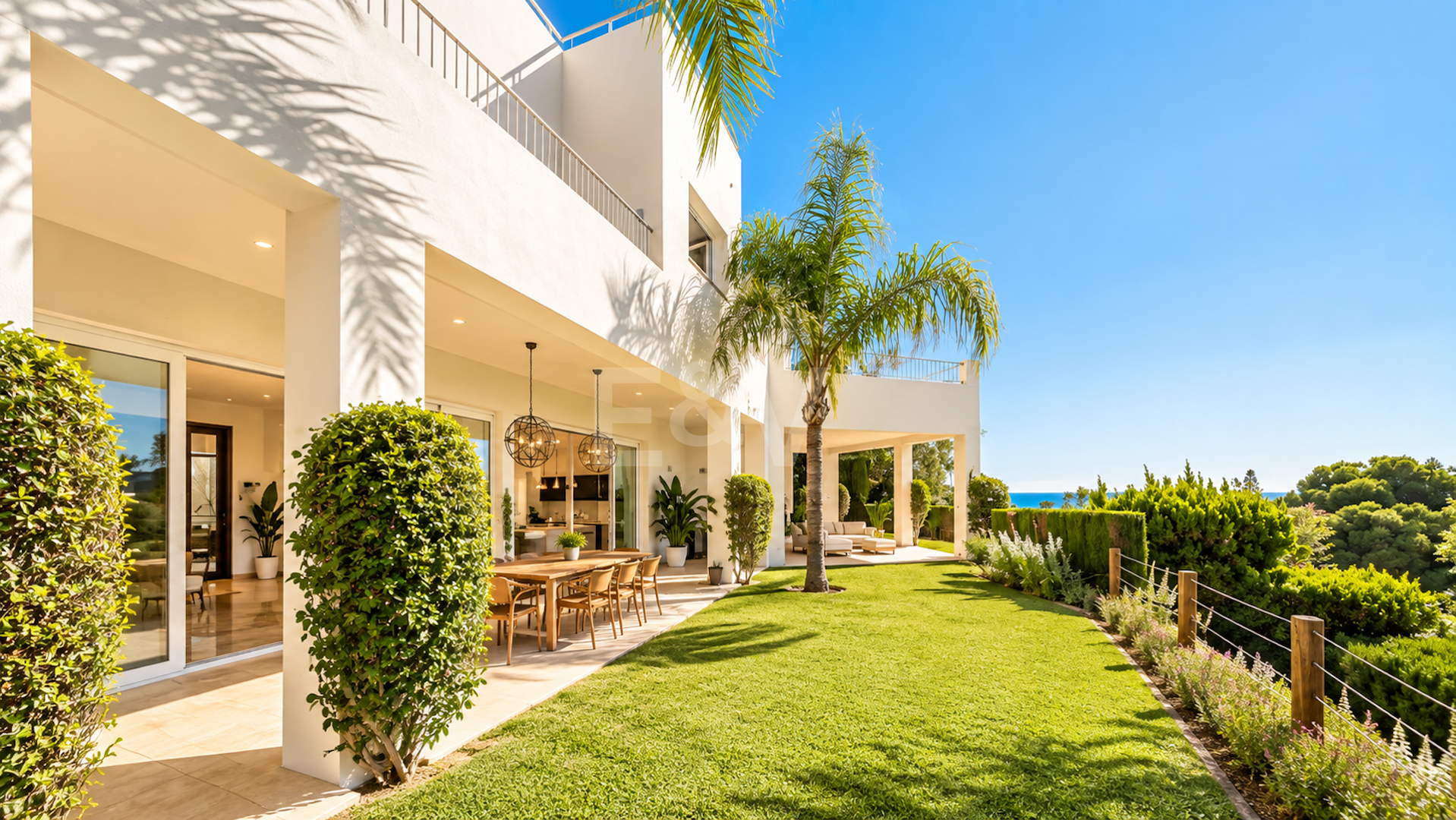 Villa contemporánea con vistas panorámicas al mar y a la montaña en El Rosario, Marbella Este