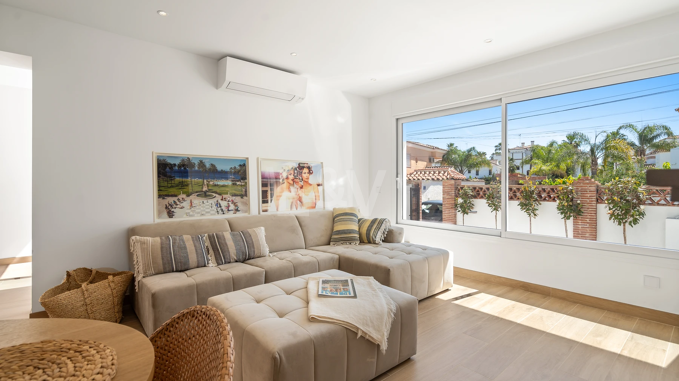 Elegante casa adosada en San Pedro Playa con terraza privada y encanto moderno