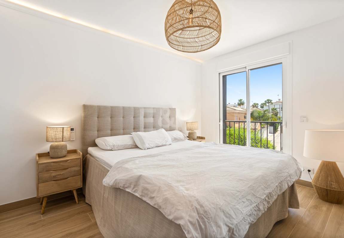 Stylish Townhouse i San Pedro Playa med privat terrass och modern charm