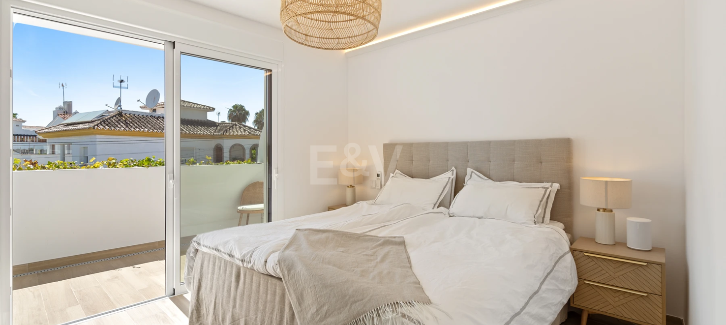 Maison de ville élégante à San Pedro Playa avec terrasse privée et charme moderne