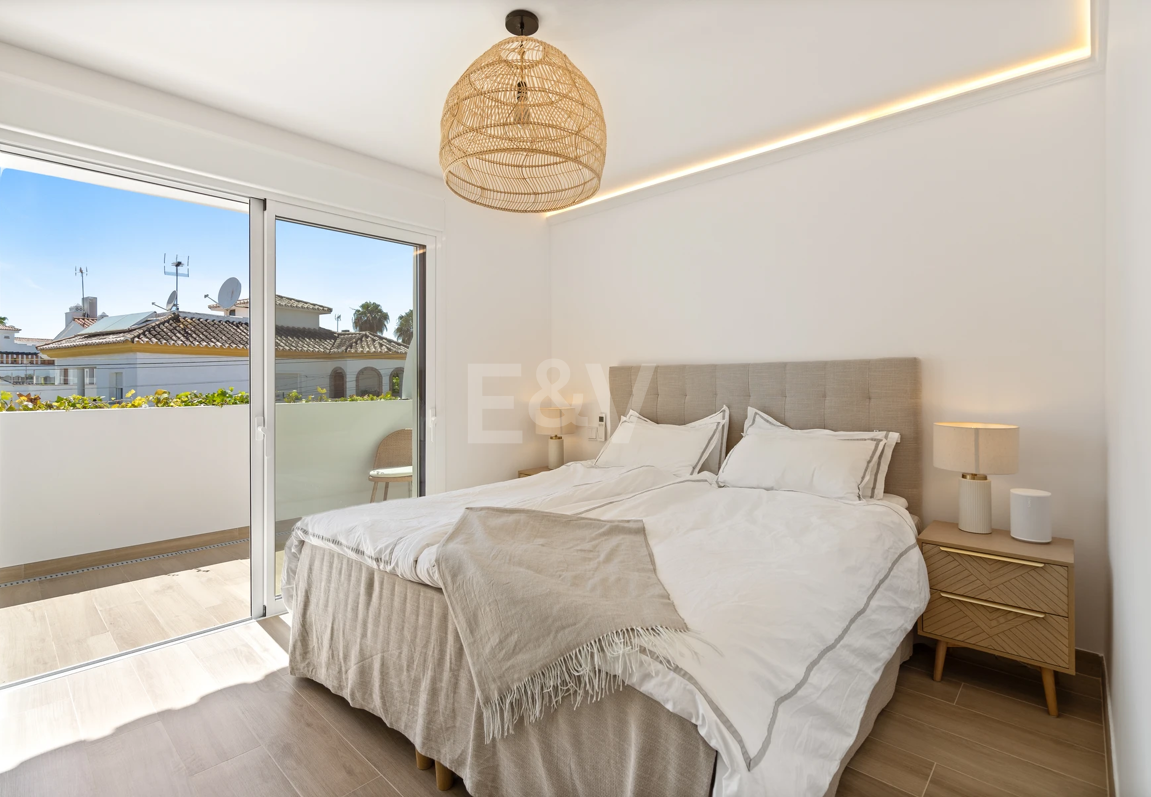 Stylish Townhouse i San Pedro Playa med privat terrass och modern charm