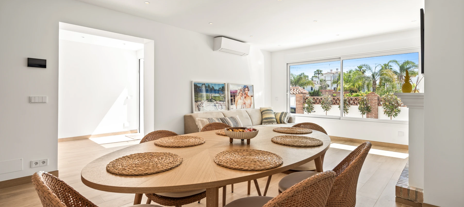 Maison de ville élégante à San Pedro Playa avec terrasse privée et charme moderne