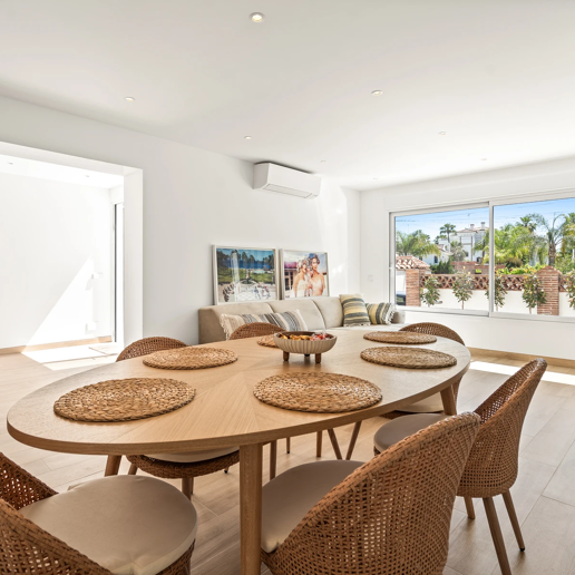 Maison de ville élégante à San Pedro Playa avec terrasse privée et charme moderne