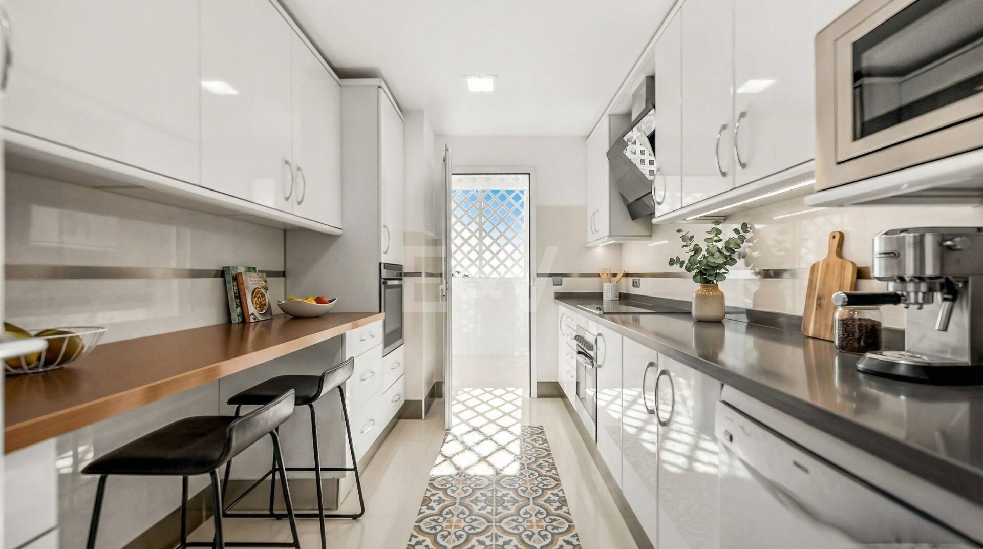 Exclusivo apartamento junto al mar con vistas panorámicas en la Milla de Oro