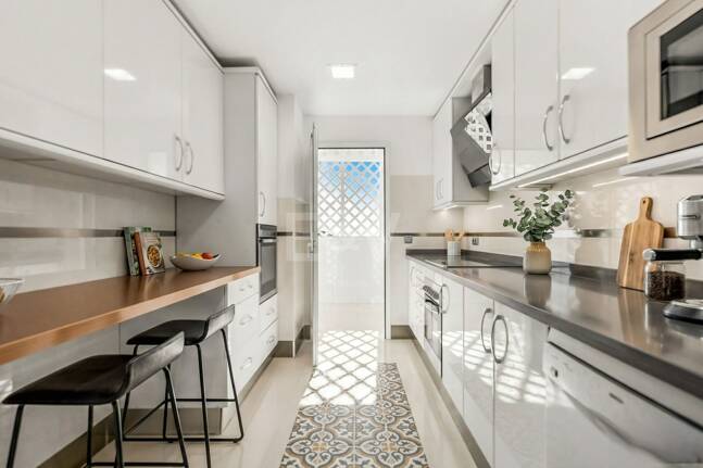 Exclusivo apartamento junto al mar con vistas panorámicas en la Milla de Oro