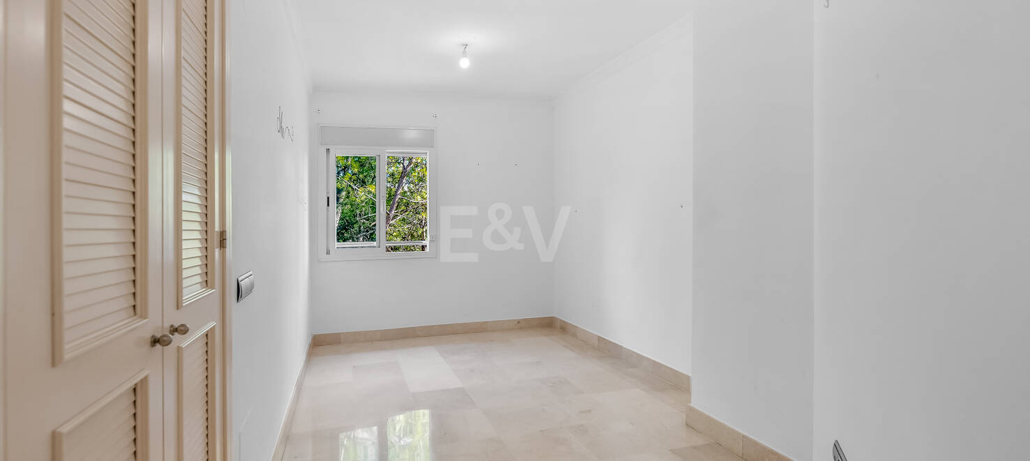 Exclusivo apartamento junto al mar con vistas panorámicas en la Milla de Oro