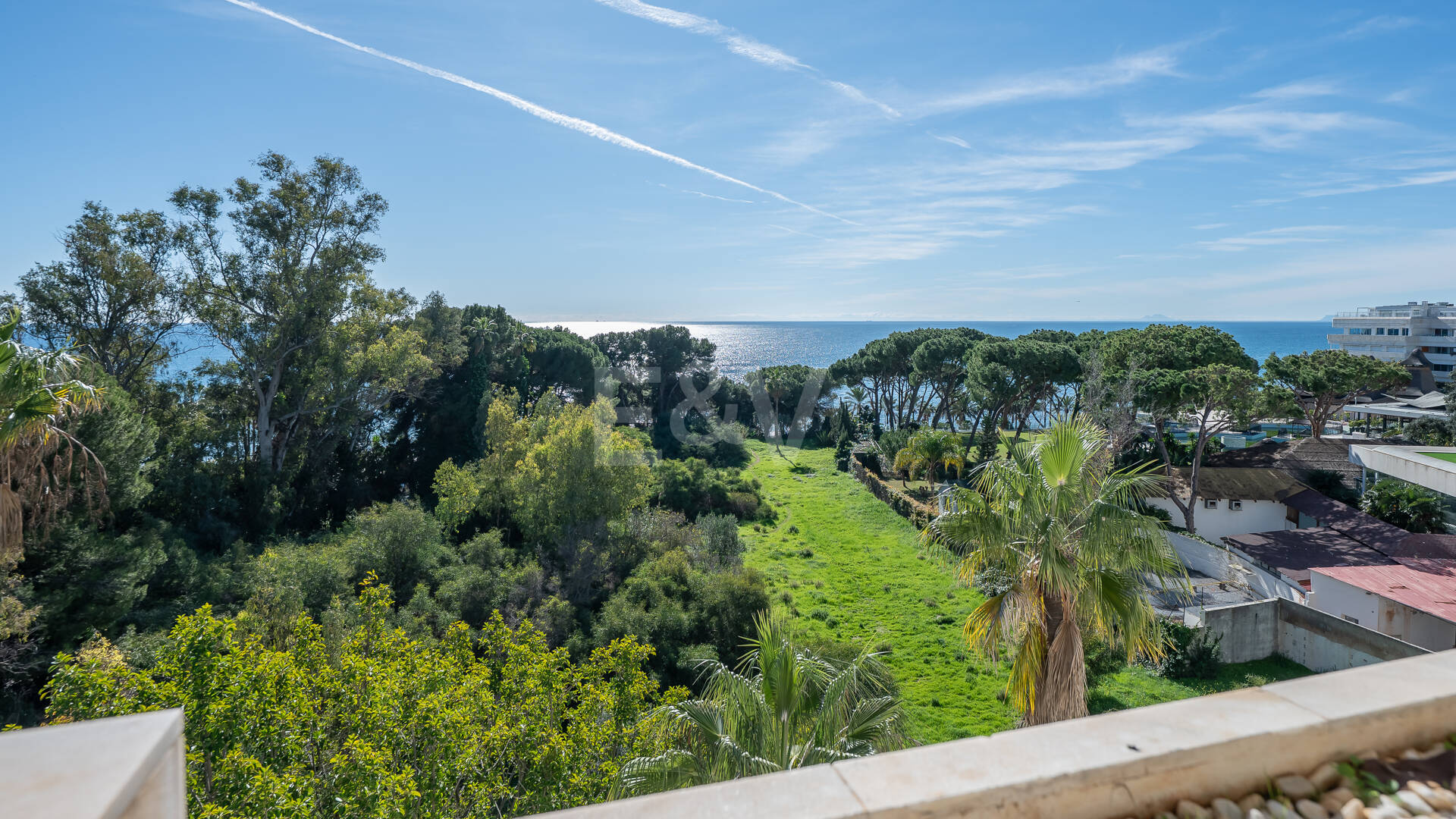 Exklusive Strandresidenz mit Panoramablick auf das Meer an der Goldenen Meile