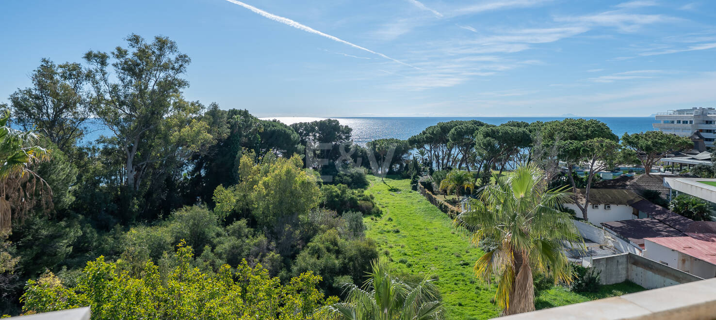 Exclusivo apartamento junto al mar con vistas panorámicas en la Milla de Oro