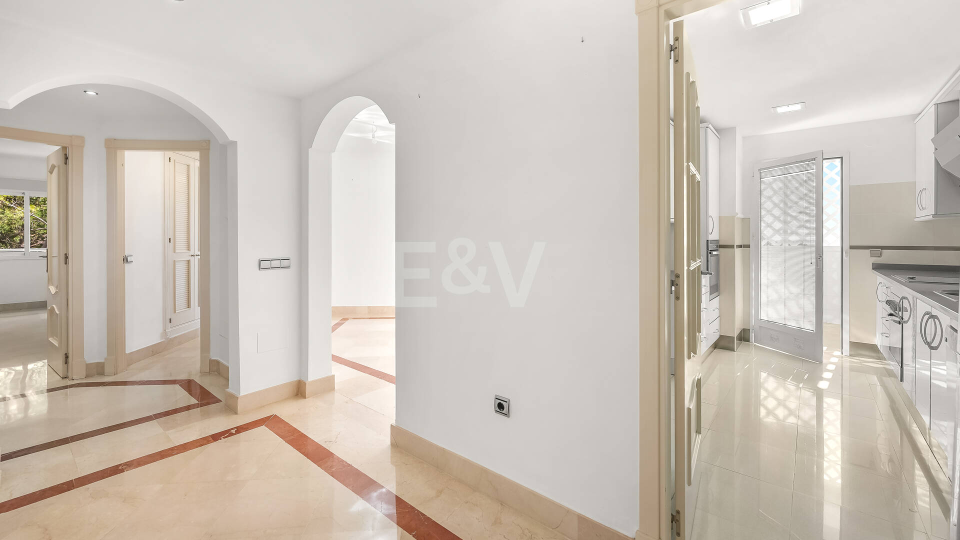 Exklusive Strandresidenz mit Panoramablick auf das Meer an der Goldenen Meile