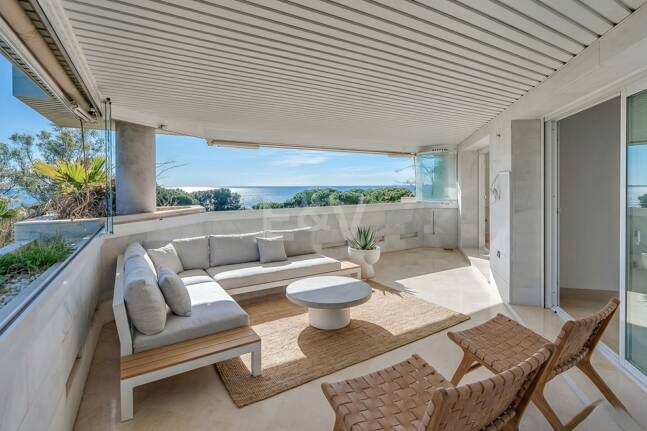 Exclusivo apartamento junto al mar con vistas panorámicas en la Milla de Oro