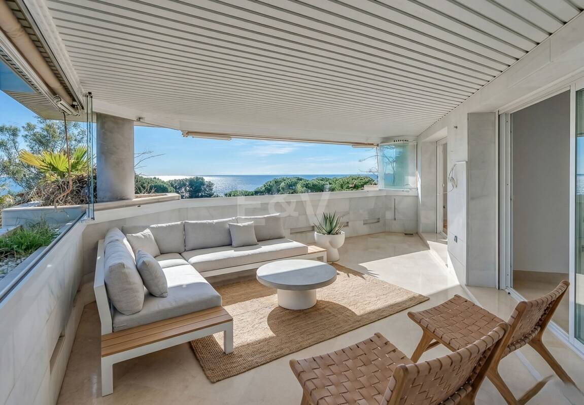 Exclusivo apartamento junto al mar con vistas panorámicas en la Milla de Oro