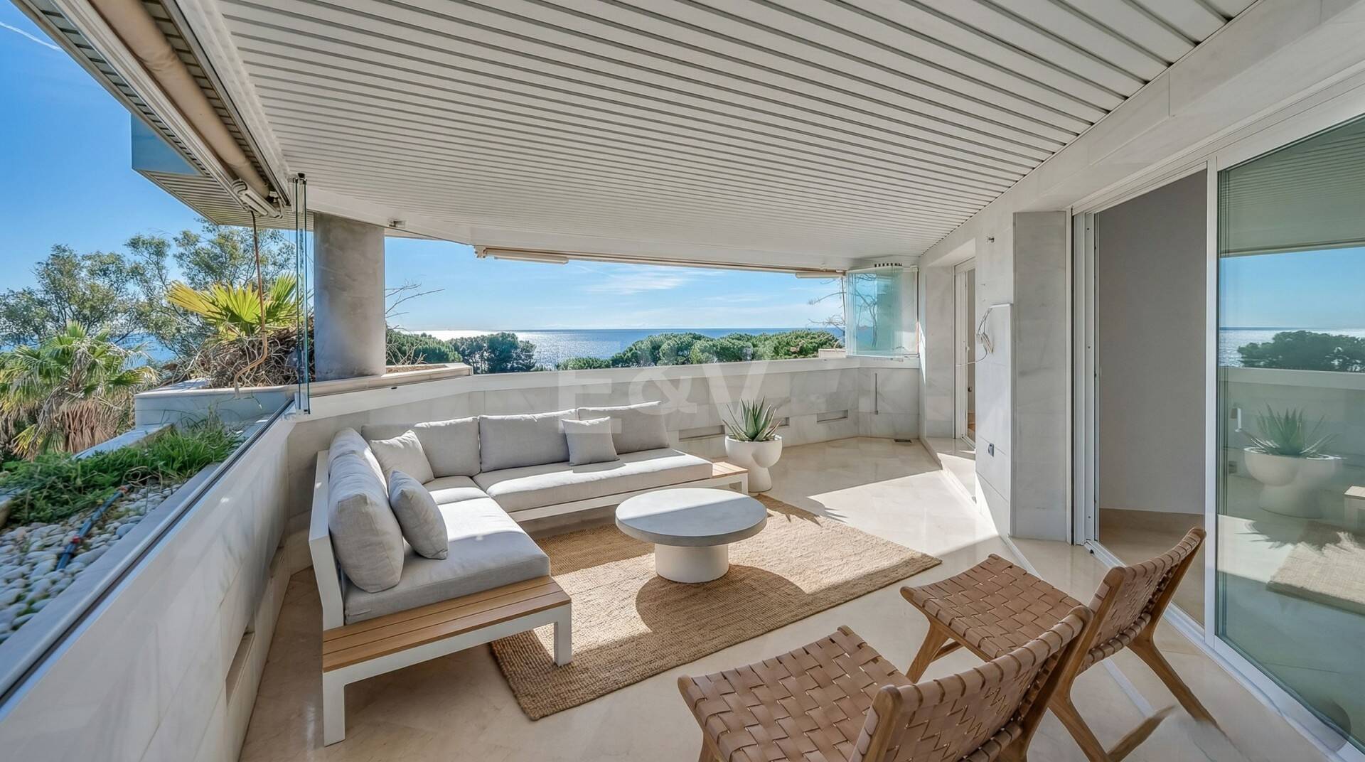 Exclusivo apartamento junto al mar con vistas panorámicas en la Milla de Oro