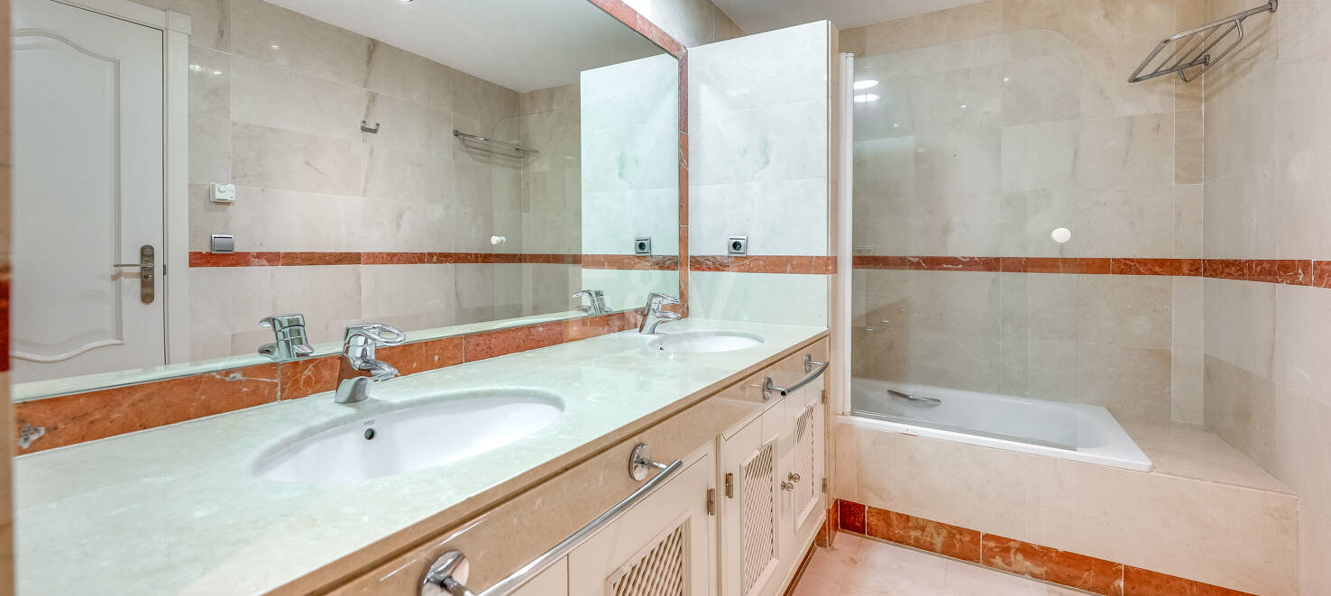 Exclusivo apartamento junto al mar con vistas panorámicas en la Milla de Oro