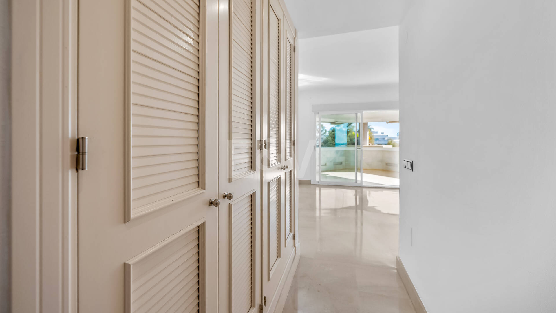 Exklusive Strandresidenz mit Panoramablick auf das Meer an der Goldenen Meile