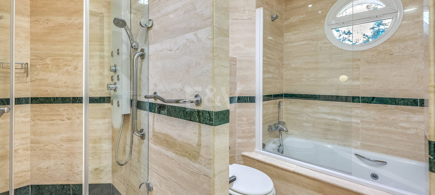 Exclusivo apartamento junto al mar con vistas panorámicas en la Milla de Oro