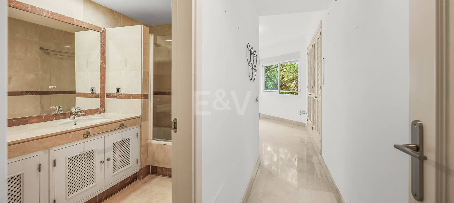 Exclusivo apartamento junto al mar con vistas panorámicas en la Milla de Oro