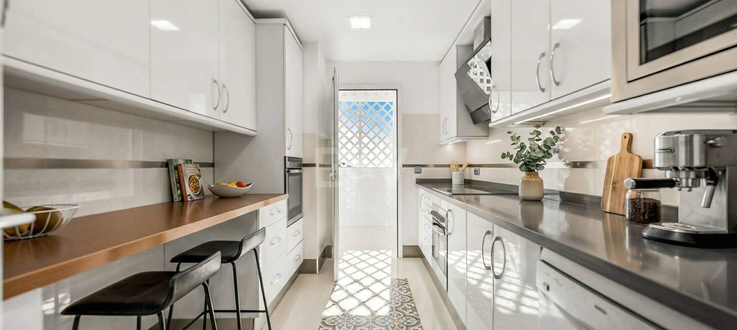 Exclusivo apartamento junto al mar con vistas panorámicas en la Milla de Oro