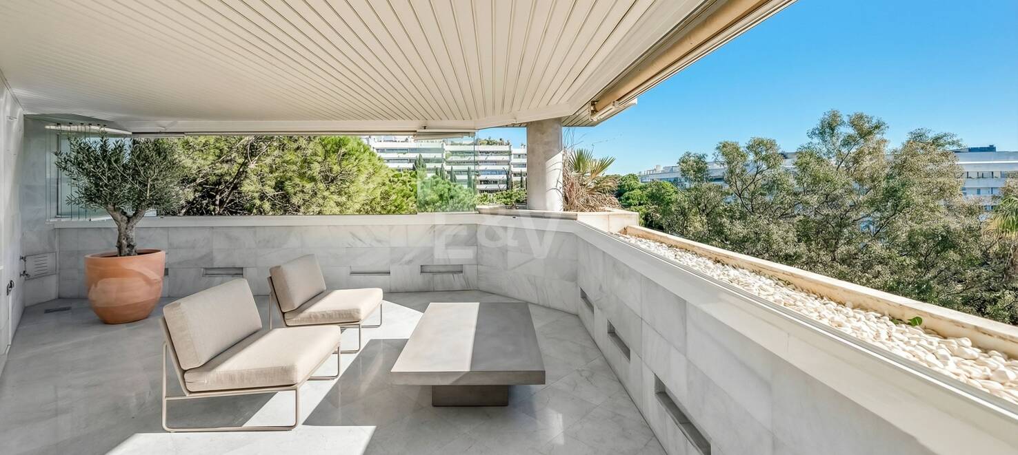 Exclusivo apartamento junto al mar con vistas panorámicas en la Milla de Oro