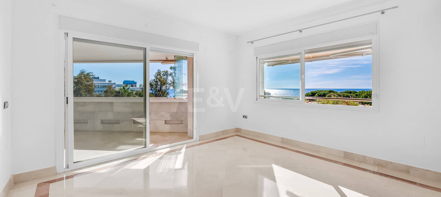 Exclusivo apartamento junto al mar con vistas panorámicas en la Milla de Oro