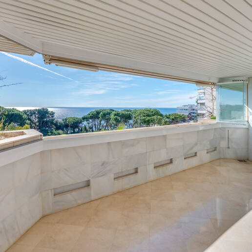 Exclusivo apartamento junto al mar con vistas panorámicas en la Milla de Oro