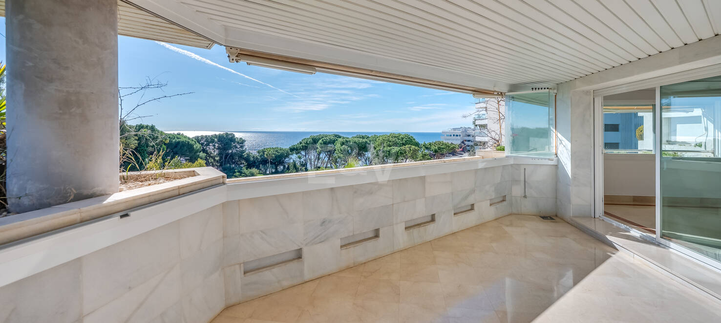 Exclusivo apartamento junto al mar con vistas panorámicas en la Milla de Oro