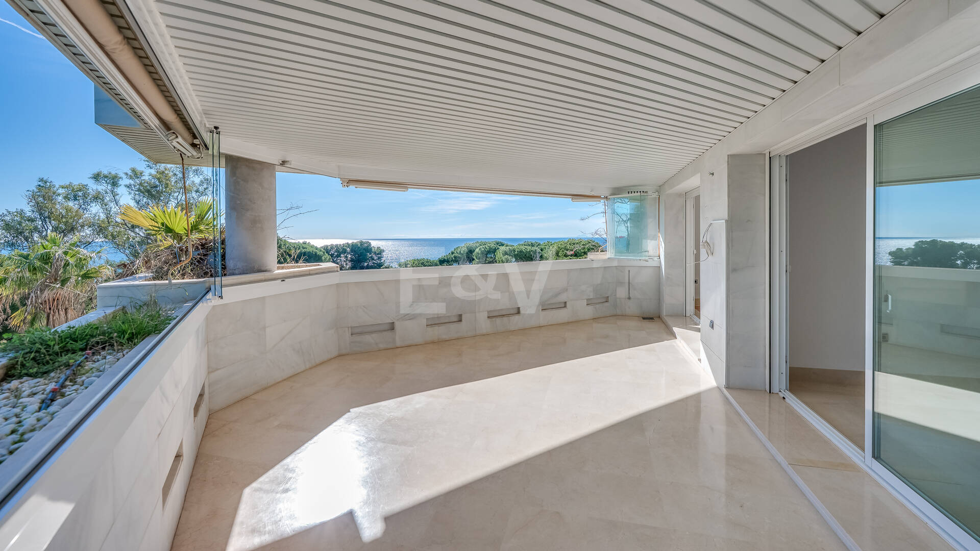 Exklusive Strandresidenz mit Panoramablick auf das Meer an der Goldenen Meile