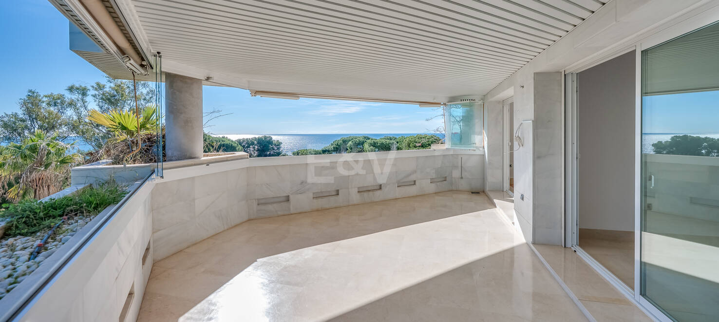 Exclusivo apartamento junto al mar con vistas panorámicas en la Milla de Oro