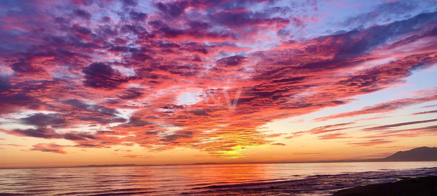 Ático a estrenar con piscina privada en complejo de golf en primera línea