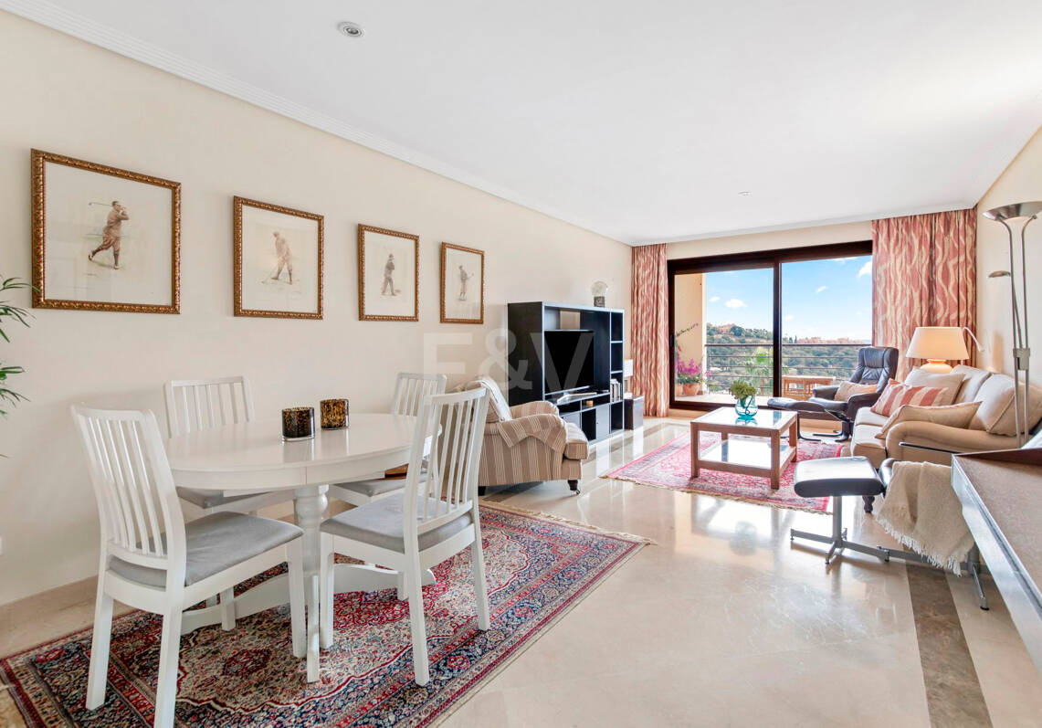Apartment with Beautiful Sea Views and Golf Community Access