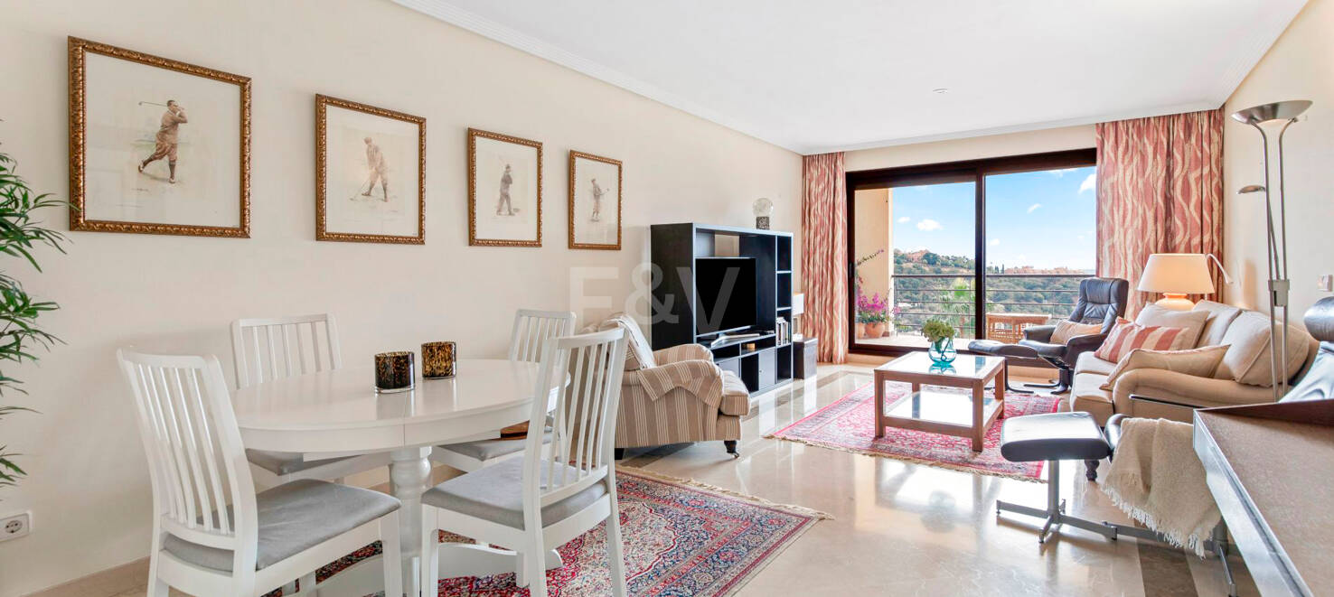 Apartamento con Hermosas Vistas al Mar y Acceso a Comunidad de Golf