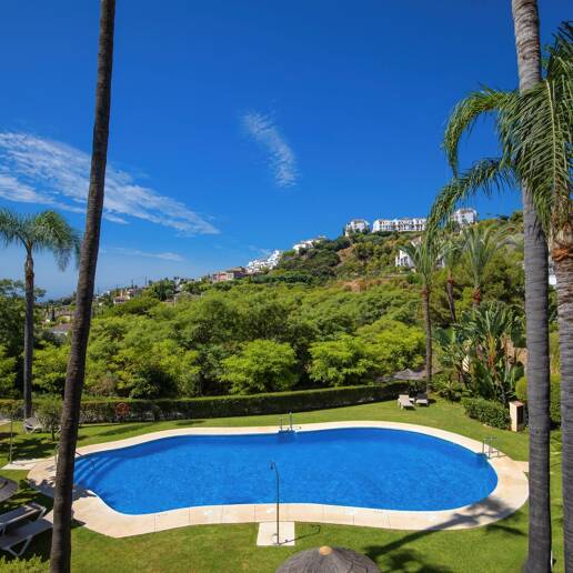 Apartamento con Hermosas Vistas al Mar y Acceso a Comunidad de Golf