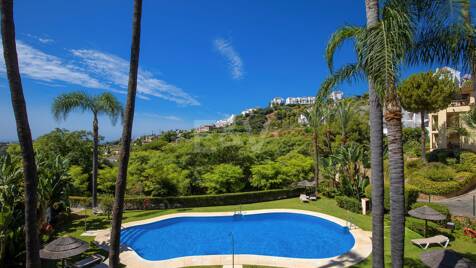 Apartment with Beautiful Sea Views and Golf Community Access