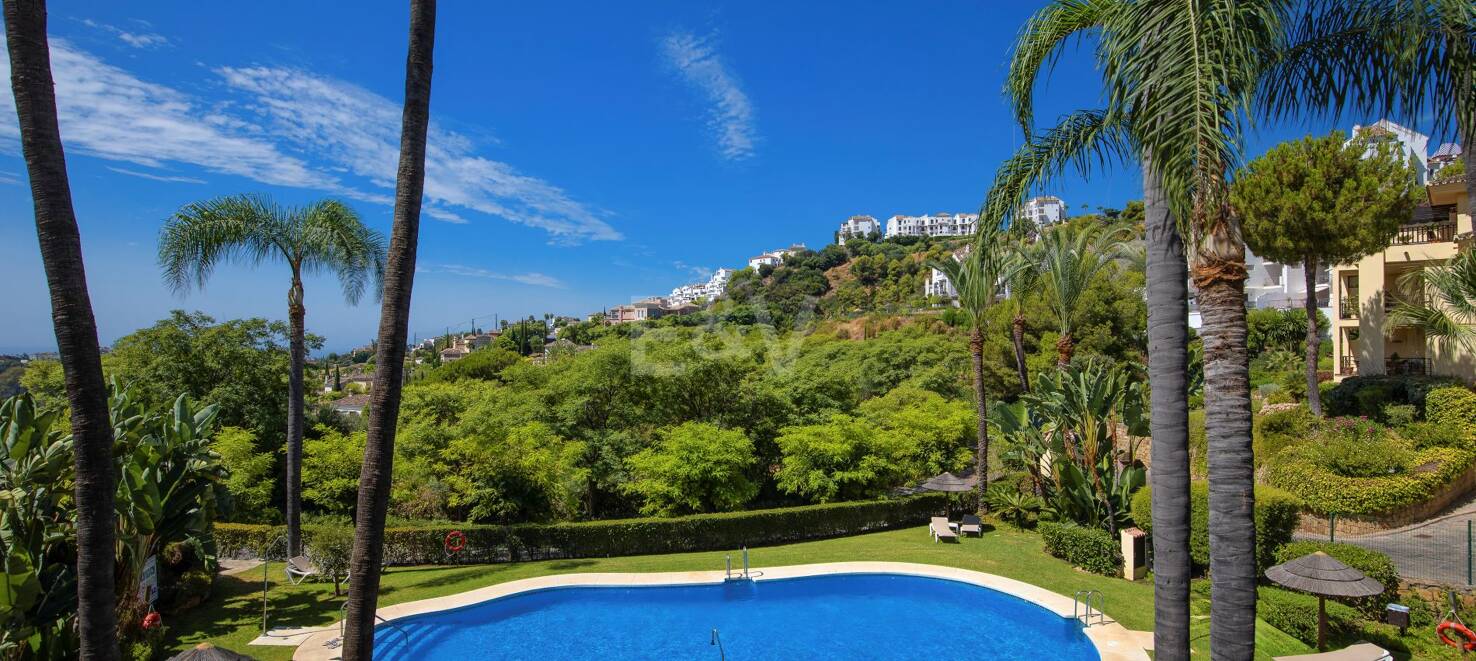 Apartamento con Hermosas Vistas al Mar y Acceso a Comunidad de Golf