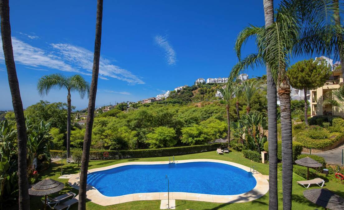 Apartamento con Hermosas Vistas al Mar y Acceso a Comunidad de Golf