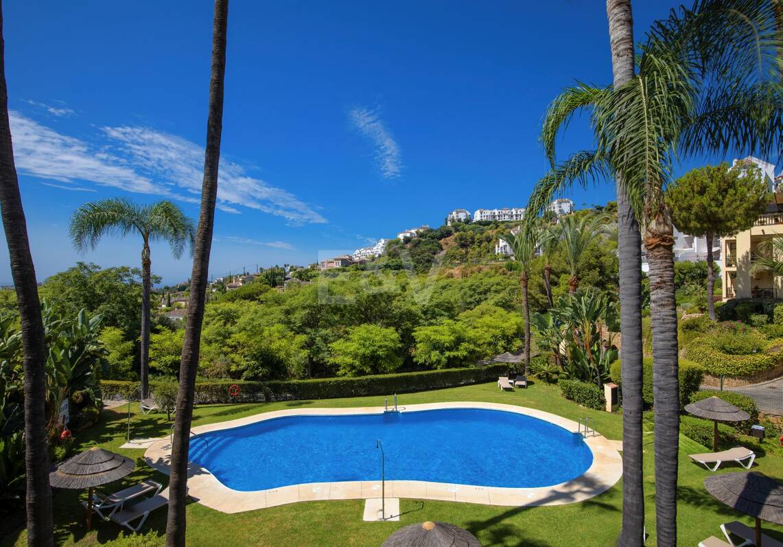 Apartment with Beautiful Sea Views and Golf Community Access