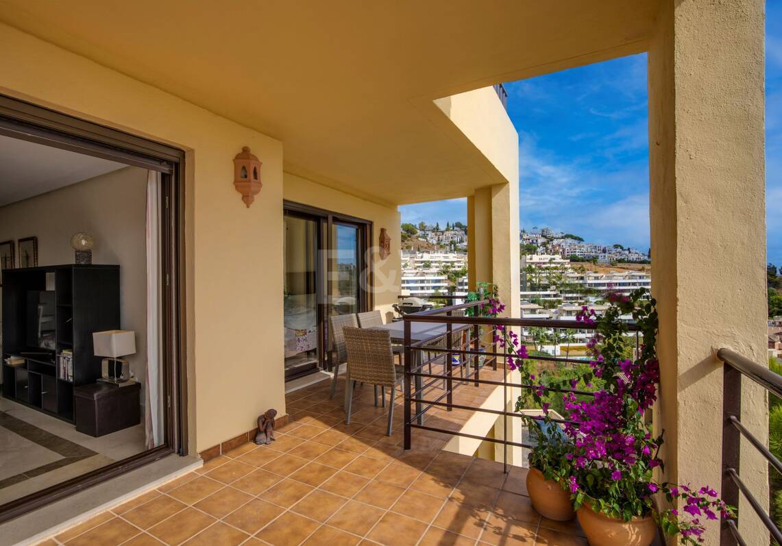 Apartment with Beautiful Sea Views and Golf Community Access