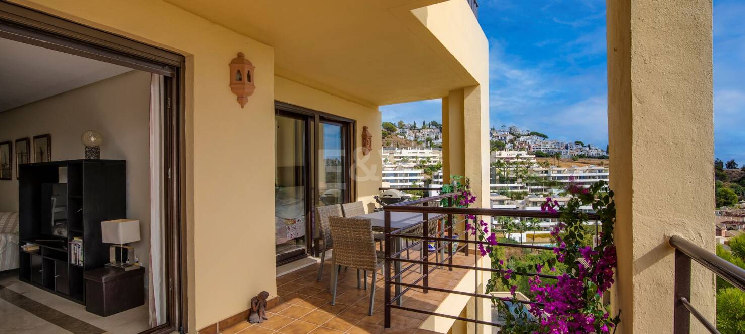 Apartamento con Hermosas Vistas al Mar y Acceso a Comunidad de Golf