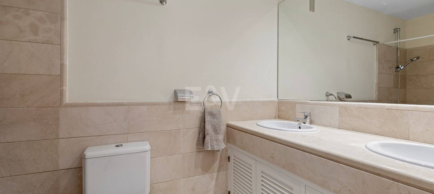 Apartamento con Hermosas Vistas al Mar y Acceso a Comunidad de Golf