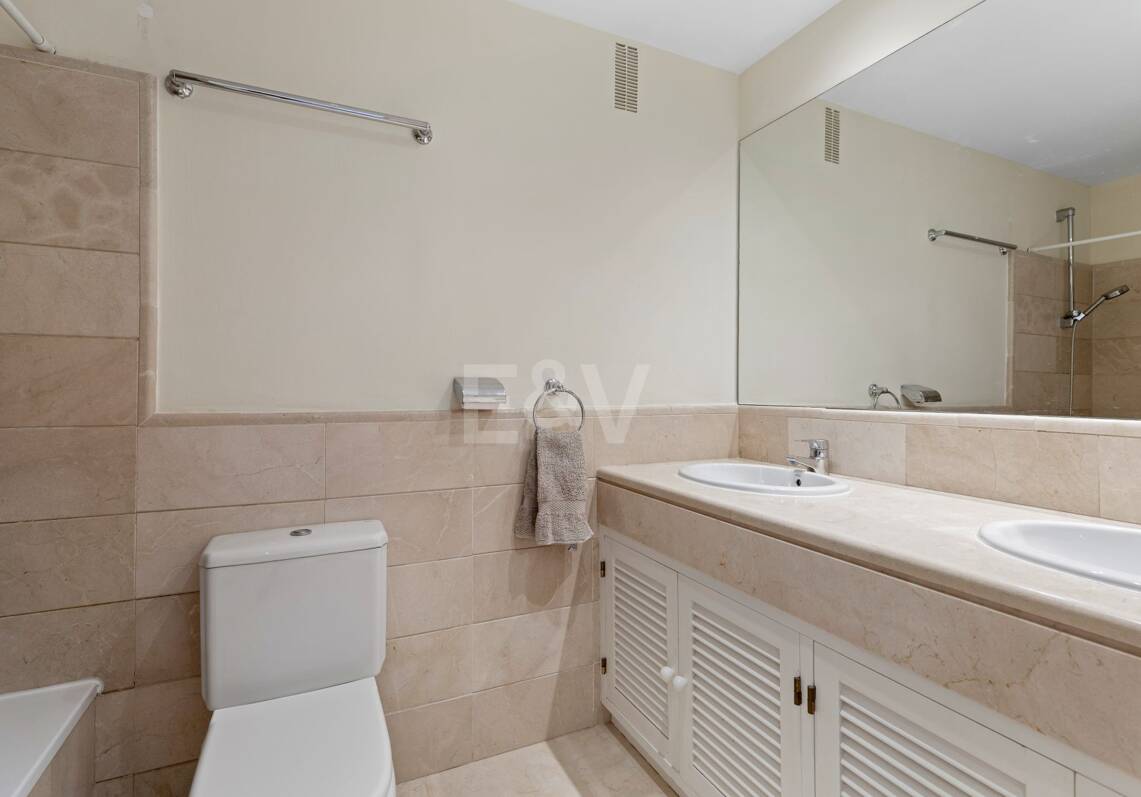 Apartment with Beautiful Sea Views and Golf Community Access
