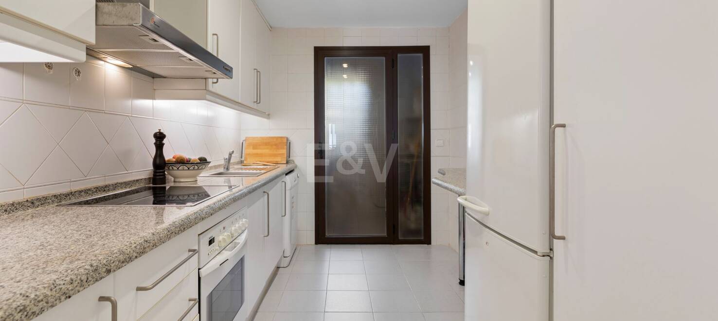 Apartamento con Hermosas Vistas al Mar y Acceso a Comunidad de Golf