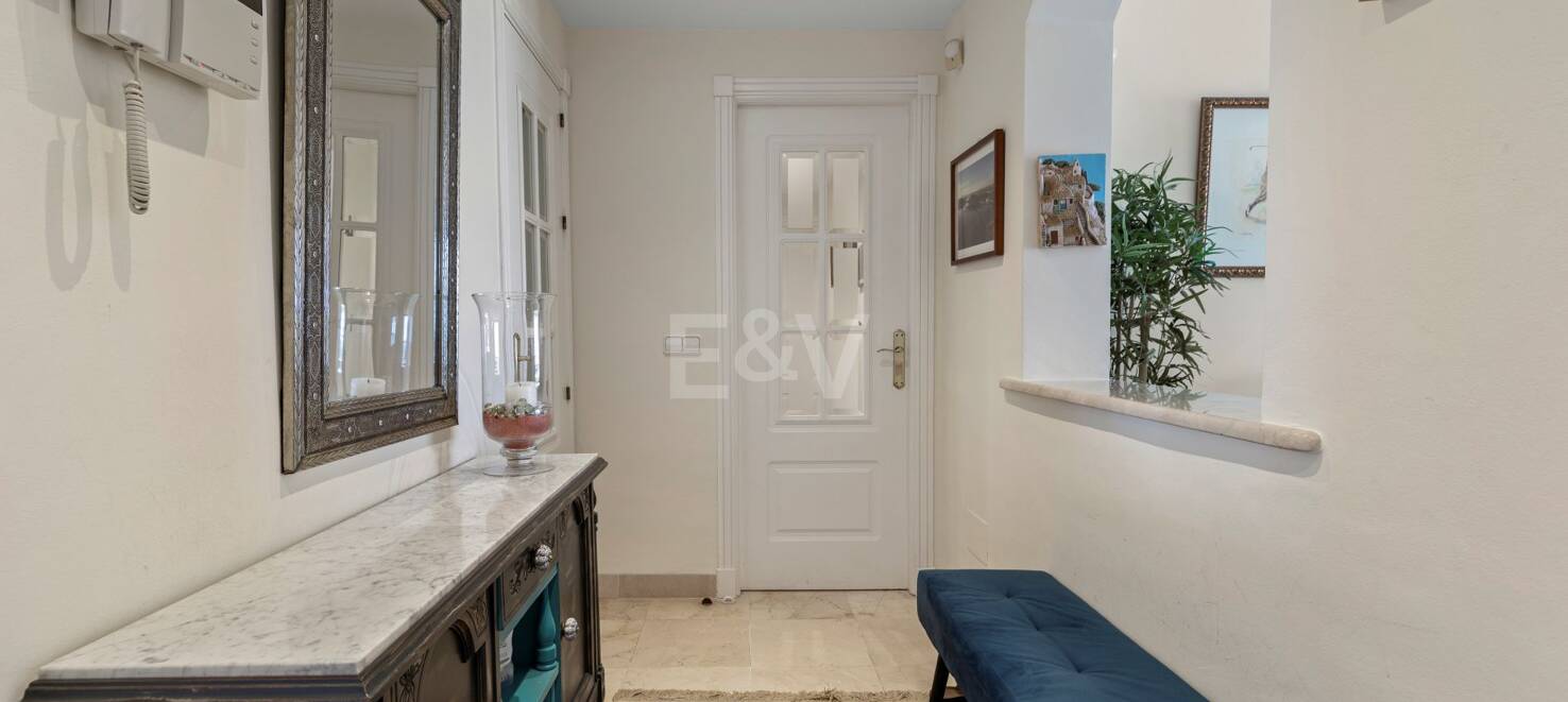 Apartamento con Hermosas Vistas al Mar y Acceso a Comunidad de Golf