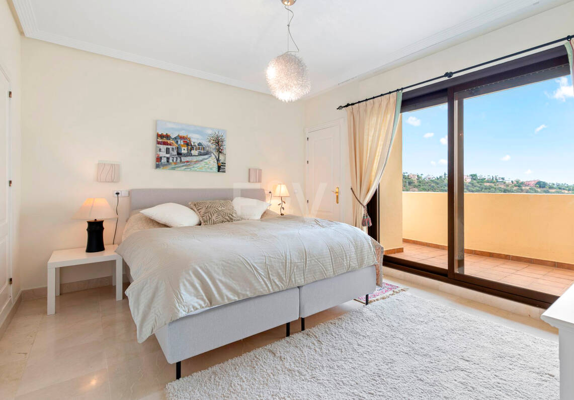 Apartment with Beautiful Sea Views and Golf Community Access
