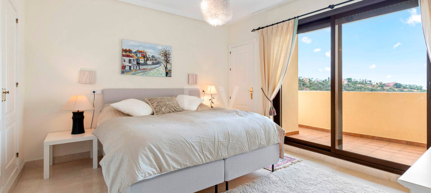 Apartamento con Hermosas Vistas al Mar y Acceso a Comunidad de Golf