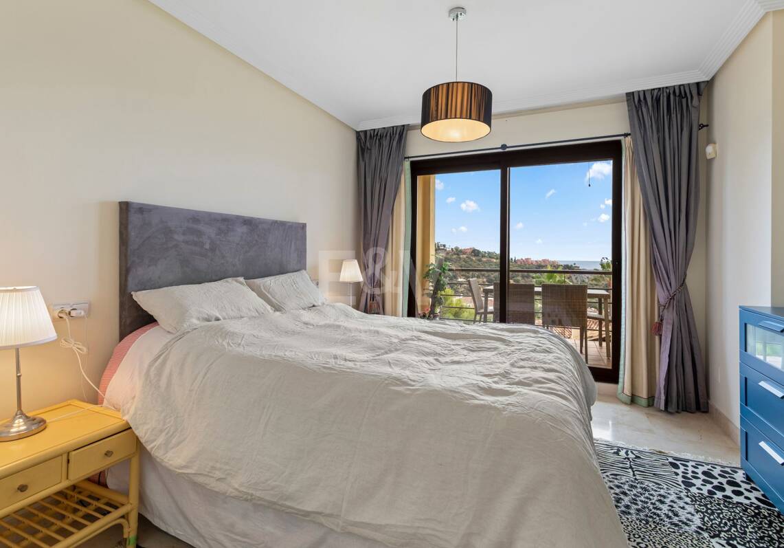 Apartment with Beautiful Sea Views and Golf Community Access
